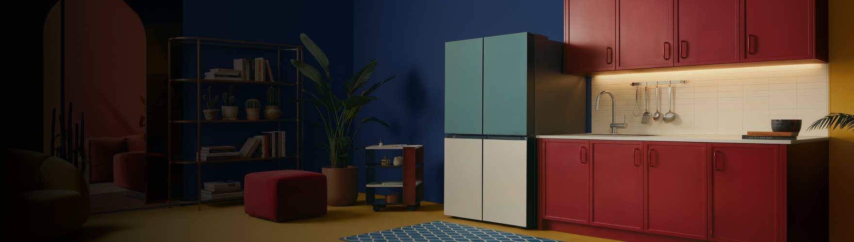 진한 파란색 벽과 빨간색 주방 가구가 있는 인테리어 공간에 상단 민트색, 하단 베이지색 도어의 LG전자 디오스 오브제컬렉션 4도어 냉장고가 배치된 모습. 왼쪽에 금속 선반과 화분, 빨간색 스툴이 있고, 오른쪽에 주방 싱크대와 조리 공간이 있음.